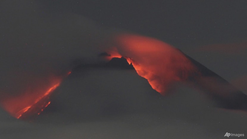 Indonesia’s Merapi volcano unleashes lava, hundreds evacuate Indonesia’s Merapi volcano unleashes lava, hundreds evacuate