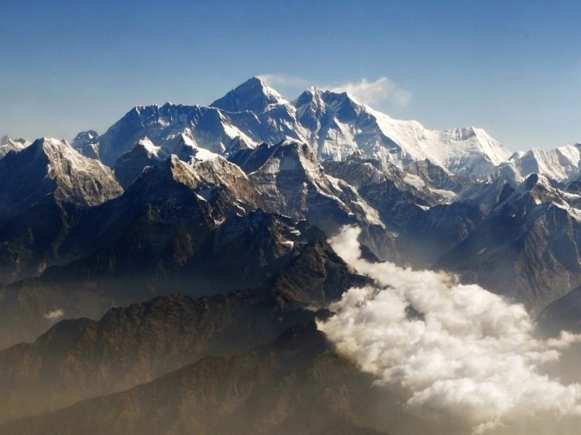 Mount Everest (centre), the world's highest peak, and other peaks of the Himalayan range are seen from air during a mountain flight from Kathmandu, in this file picture taken April 24, 2010. Photo: Reuters