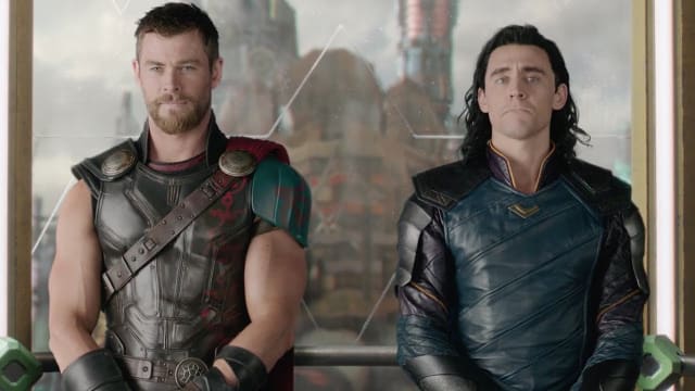电影“Thor”10周年　Chris Hemsworth晒与“弟弟”Tom Hiddleston青涩合照