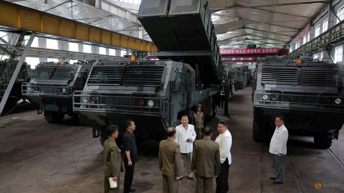 Nordkoreas Kim Jong Un besucht Militärfabriken, darunter eine ...