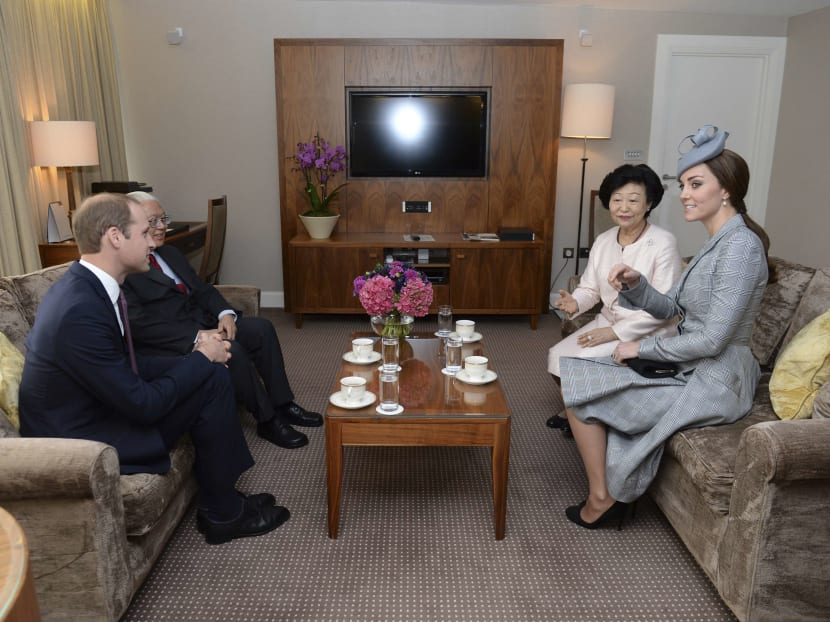 President Tony Tan welcomed by Queen Elizabeth II
