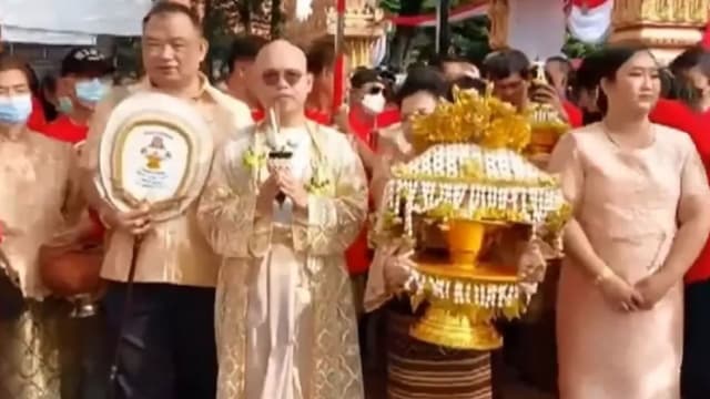 买马票中210万 泰夫妇送儿出家狂撒钱和金链