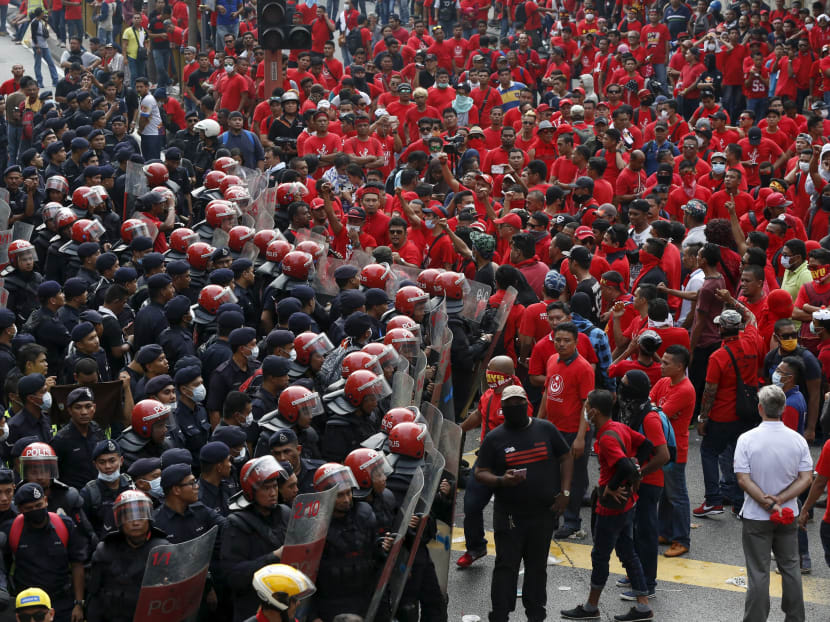 Riot police protect the entrance to Chinatown from "Red Shirt" demonstrators during a rally to celebrate Malaysia Day and to counter a massive protest held over two days last month that called for Prime Minister Najib Razak's resignation over a graft scandal, in Malaysia's capital city of Kuala Lumpur September 16, 2015.  Photo: Reuters