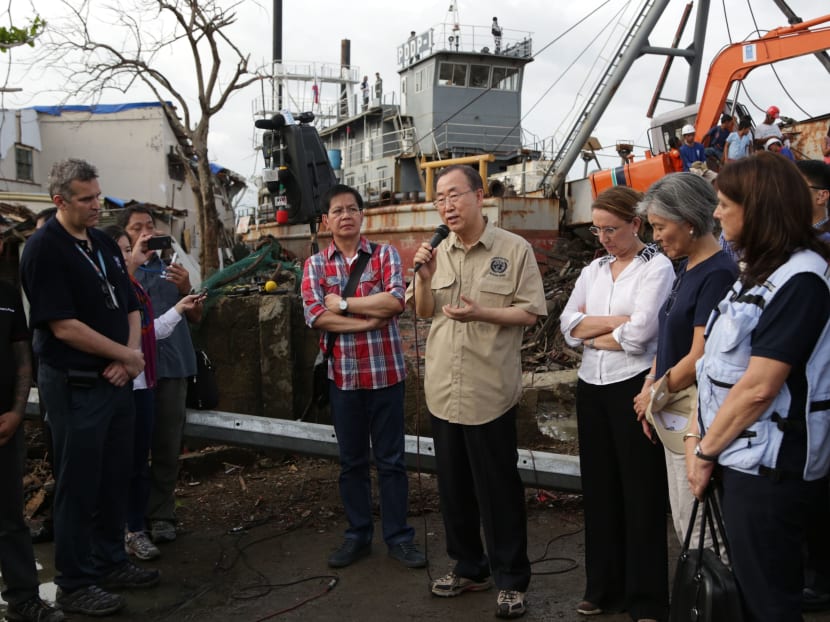 UN Secretary General Ban Ki-moon, center, talks to the media in Tacloban, Philippines, Saturday,  Dec. 21, 2013. Photo: AP