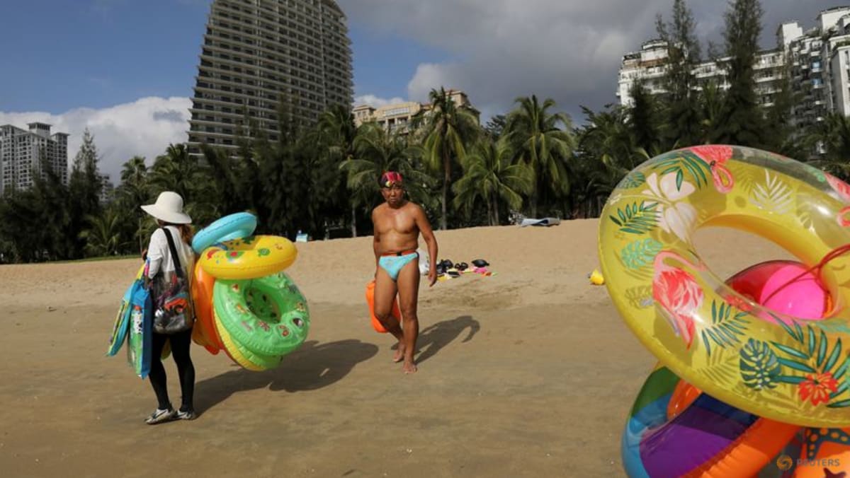 Chinese beach holiday city in Hainan imposes COVID-19 lockdown, shuts public transport