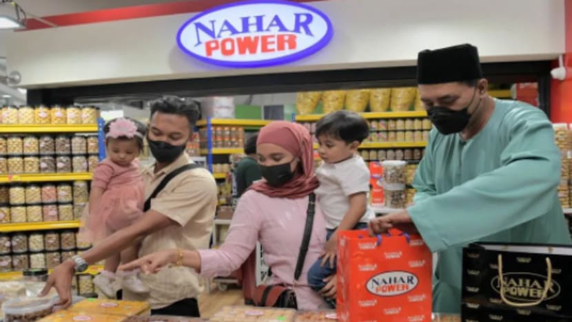 Peniaga kuih raya di Johor tidak menang tangan selepas sempadan S'pura-M'sia dibuka semula Peniaga kuih raya di Johor tidak menang tangan selepas sempadan S'pura-M'sia dibuka semula