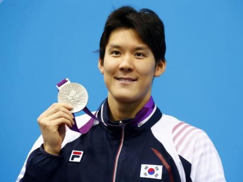South Korea's Park Tae-hwan holds his silver medal for the men's 400m freestyle final during the London 2012 Olympic Games at the Aquatics Centre July 28, 2012. Photo: Reuters