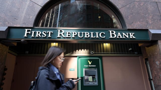 华尔街巨头组财团 向第一共和银行注资300亿美元