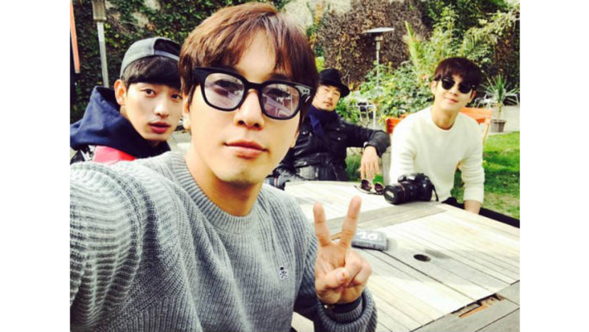 CNBLUE′s Jung Yong Hwa Poses with ′The Package′ Co-Stars