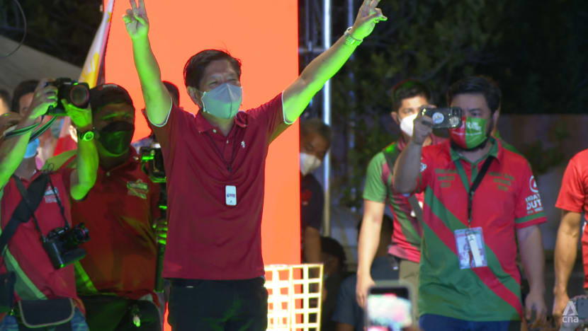 Philippine presidential race tests Filipinos' belief in democracy, but surveys show 1 in 2 voters prefer dictator's son Philippine presidential race tests Filipinos' belief in democracy, but surveys show 1 in 2 voters prefer dictator's son