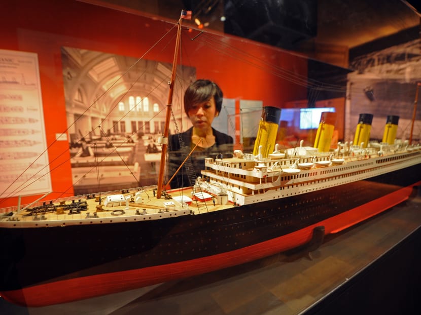 A visitor looks at the model of the Titanic, displayed during the exhibition "Titanic: The Artifact Exhibition 100th Anniversary" at a shopping mall in Bangkok on June 12, 2012. Photo: AFP