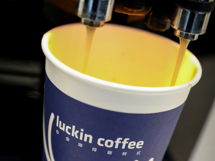 The author noted a year ago that Luckin could challenge its American counterpart if it kept its feet on solid ground, but Luckin’s hollow foundations have since been exposed. The author noted a year ago that Luckin could challenge its American counterpart if it kept its feet on solid ground, but Luckin’s hollow foundations have since been exposed.