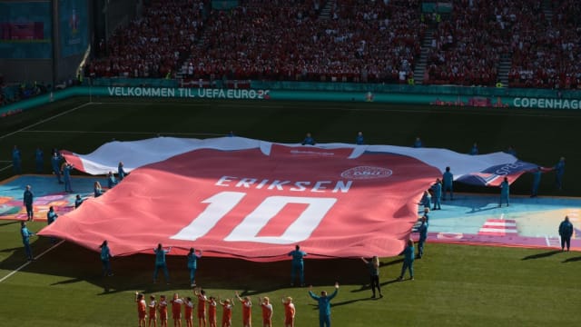 欧锦赛：丹麦比利时致敬埃里克森 拉横幅展球衣全场鼓掌一分钟