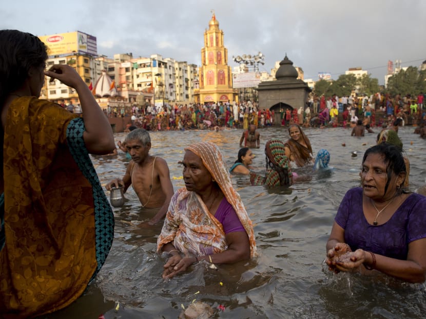 Gallery: Thousands bathe at riverside festival in India
