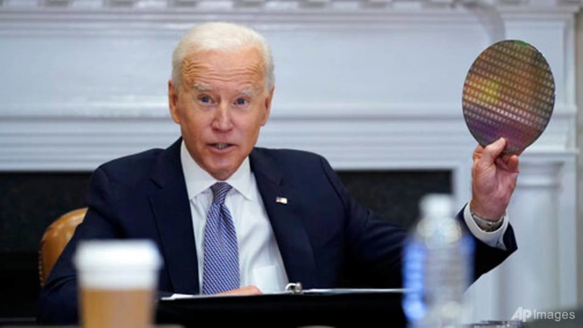 Biden memberi tahu para eksekutif bahwa AS harus berinvestasi, dan memimpin dalam chip komputer
