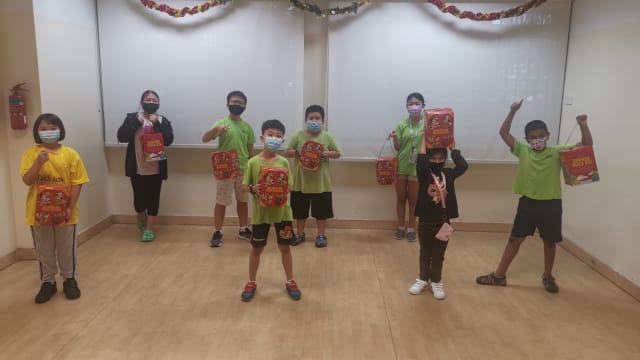 惠爱社区中心售卖零食盲盒 为弱势群体募捐