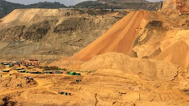 缅甸一座玉矿发生土崩 导致30多人下落不明