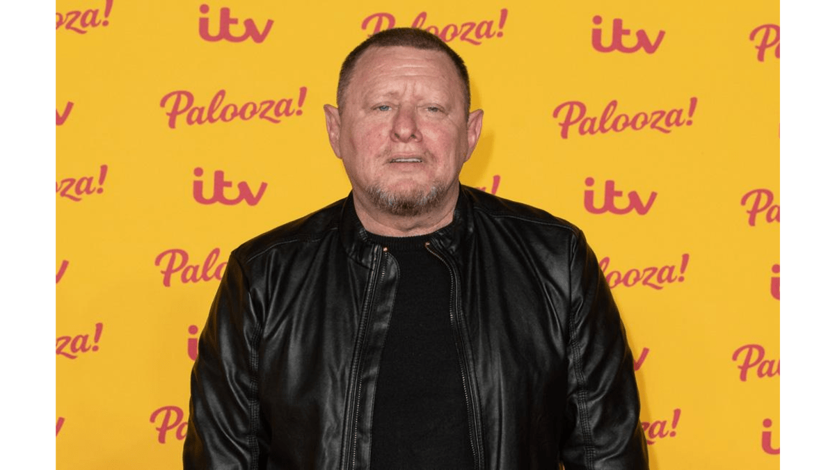 Shaun Ryder feels 'naked' on stage 8days