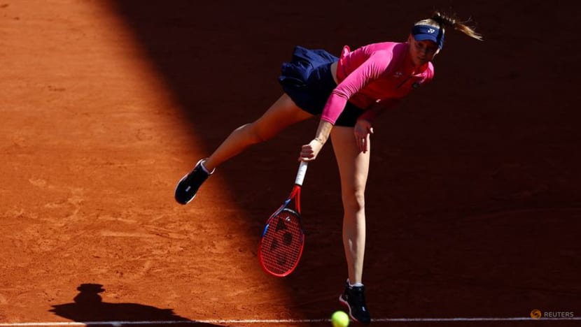 Title contender Rybakina marches past teenager Noskova into third round