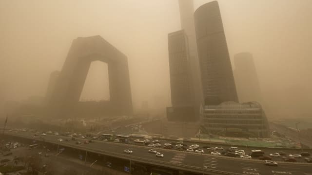 中国发布沙尘暴黄色预警 18省区市或将出现扬沙或浮尘天气