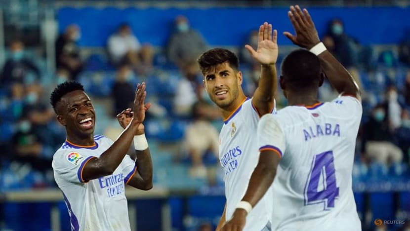 Soccer-Benzema double helps Real to winning start at Alaves Soccer-Benzema double helps Real to winning start at Alaves