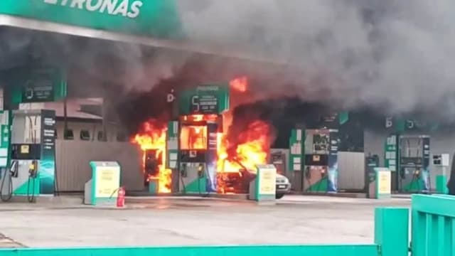 油站添油汽车突起火狂烧 马警疑该车涉走私汽油出境