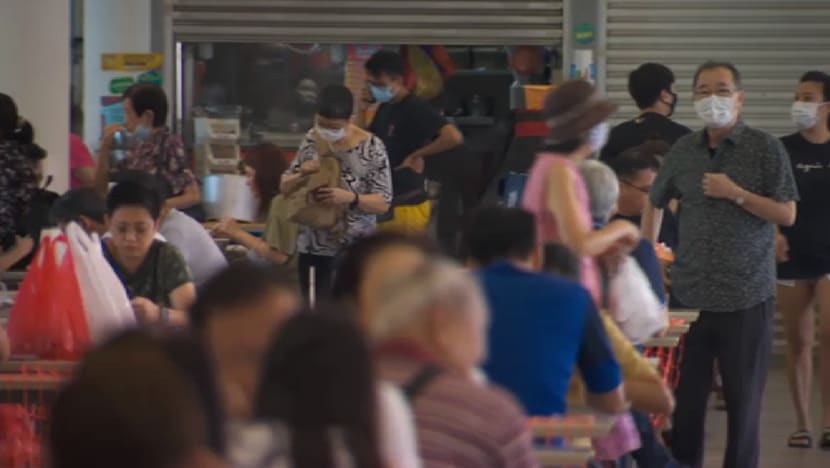 Makan di luar dibenarkan: Pusat penjaja mula dibanjiri pelanggan, sebilangan restoran pula masih sepi Makan di luar dibenarkan: Pusat penjaja mula dibanjiri pelanggan, sebilangan restoran pula masih sepi