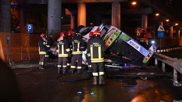 意大利旅游巴士高架桥坠落 至少21死20伤