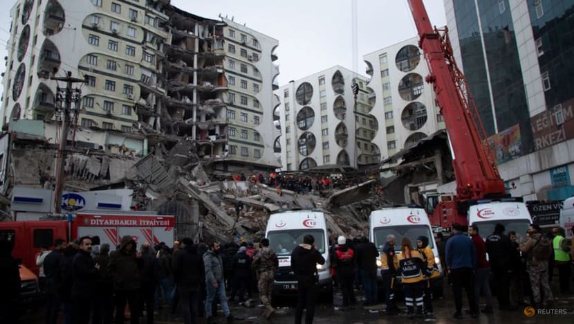After huge Türkiye quake, Diyarbakir residents pray for missing families After huge Türkiye quake, Diyarbakir residents pray for missing families