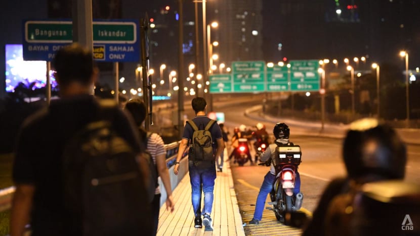 Nearly 280,000 travellers departed Singapore for Malaysia at land checkpoints at start of long weekend