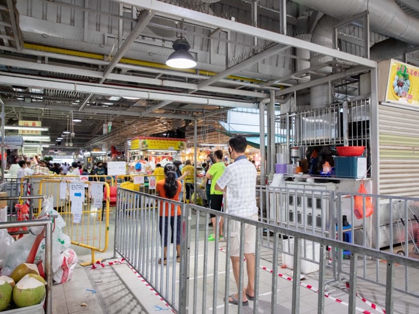 Barricades set up outside the wet market at Block 505 Jurong West Street 52 around 7am on April 22, 2020. Barricades set up outside the wet market at Block 505 Jurong West Street 52 around 7am on April 22, 2020.