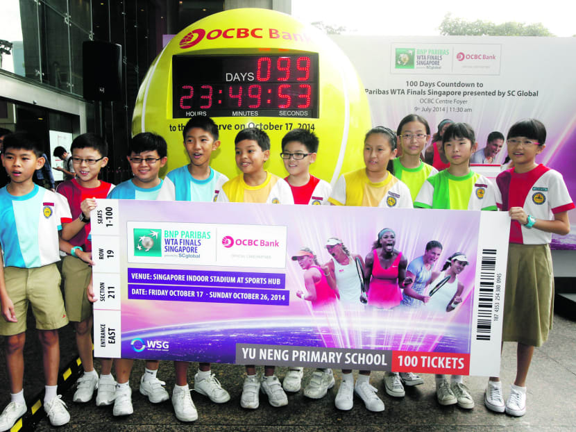Students from Yu Neng Primary School with the 100 tickets at the 100-day countdown to the WTA Finals.