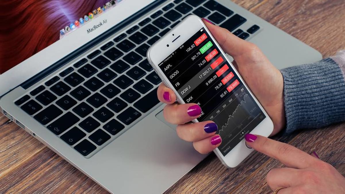 Semakin banyak investor ritel yang beralih ke robo-advisor, sebuah bidang yang sedang booming dan sedang diincar oleh fintech dan bank