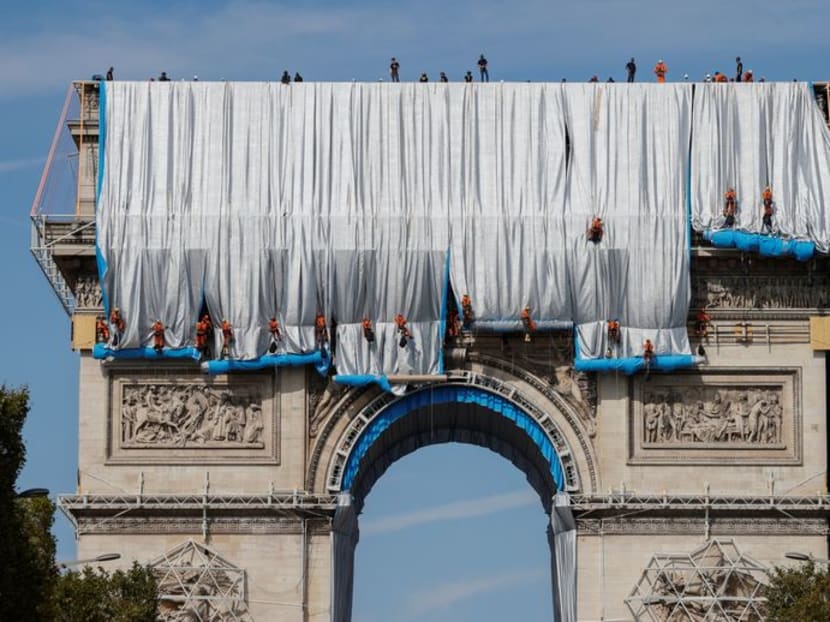 Wrapping of Arc de Triomphe begins in Paris art installation Wrapping of Arc de Triomphe begins in Paris art installation