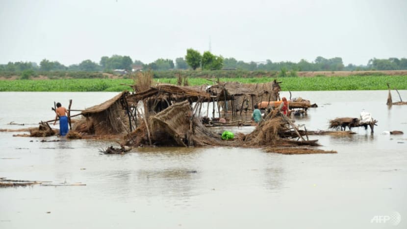 Death toll tops 800 in Pakistan floods Death toll tops 800 in Pakistan floods