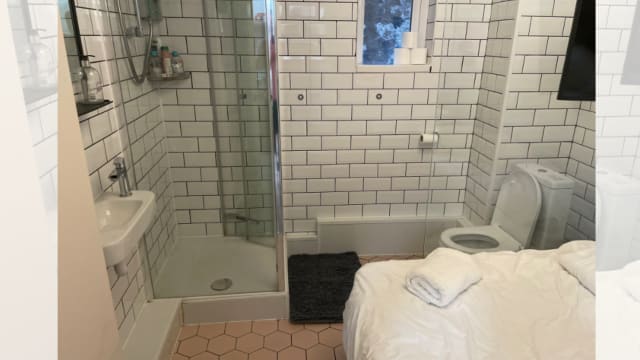 美国男入住伦敦Airbnb 床竟在浴室里马桶旁
