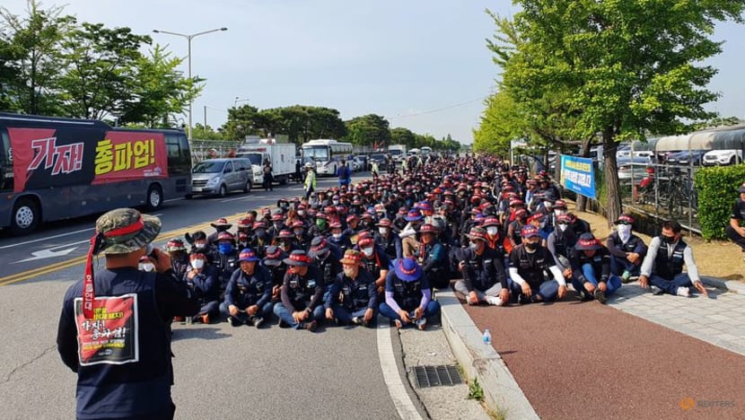 South Korean truckers' strike disrupts shipment of key chipmaking material