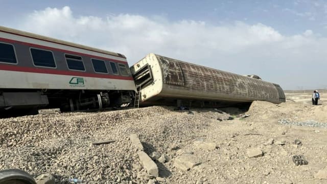伊朗中部发生火车脱轨事故 至少17死50伤