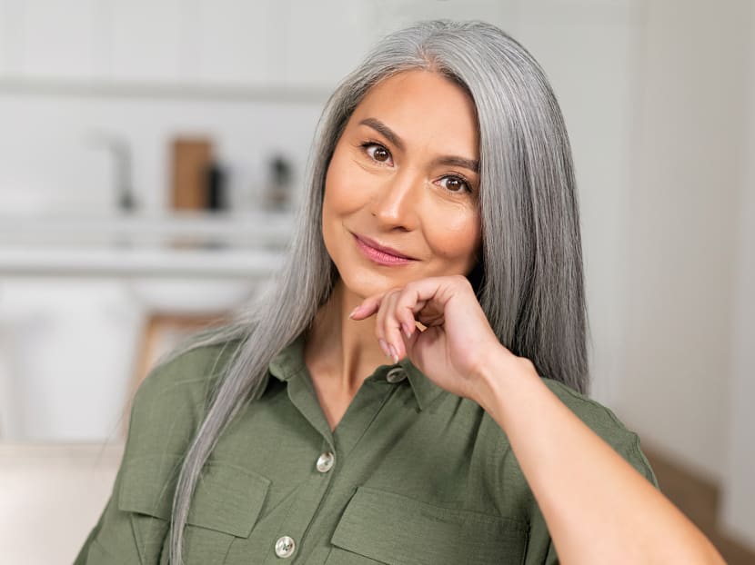 Apa itu pencampuran abu-abu?  Bagaimana teknik pewarnaan rambut ini membuat Anda terlihat segar di segala usia?