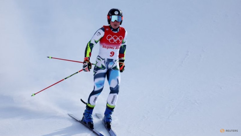 Alpine skiing-Shiffrin crashes out of giant slalom Alpine skiing-Shiffrin crashes out of giant slalom