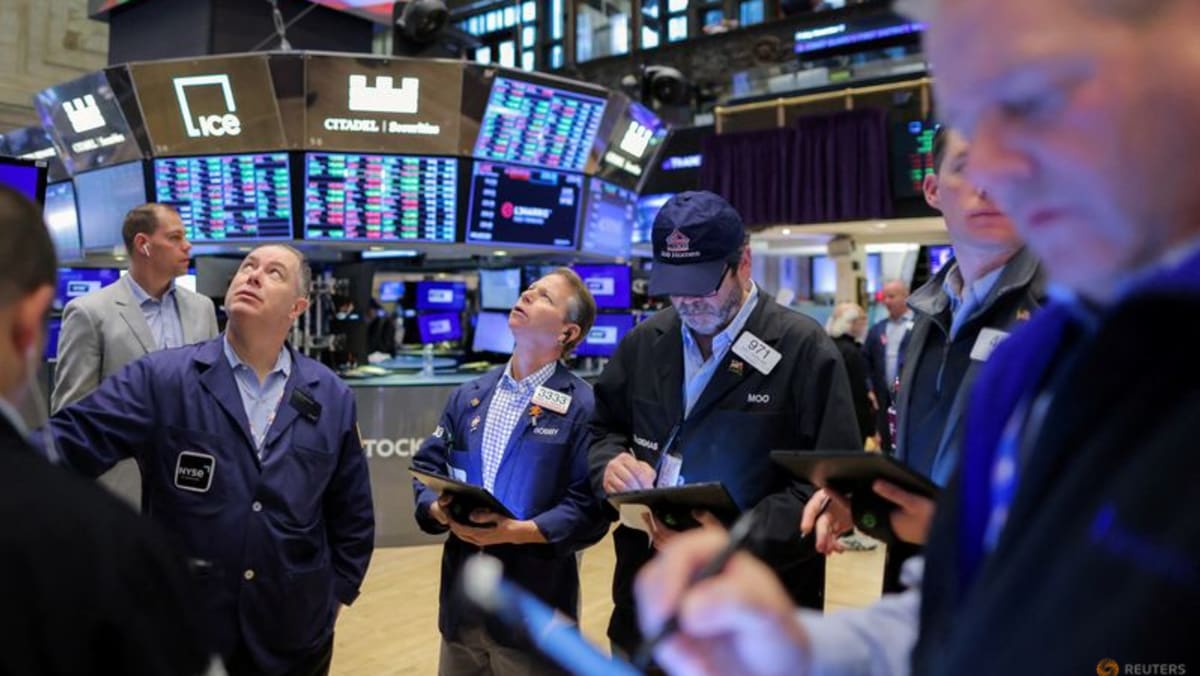 Saham-saham Wall Street menguat karena imbal hasil Treasury dan dolar melemah