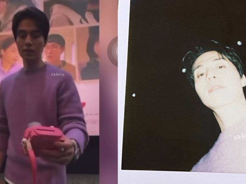 Korean Actor Lee Dong Wook Unenthusiastically Snapping Selfie With Fan