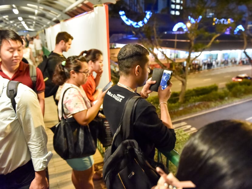 MRT breakdown: North-South, East-West lines down for hours MRT breakdown: North-South, East-West lines down for hours