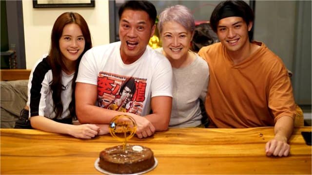 郑各评低调迎接57岁　家人连心送上名牌皮夹子