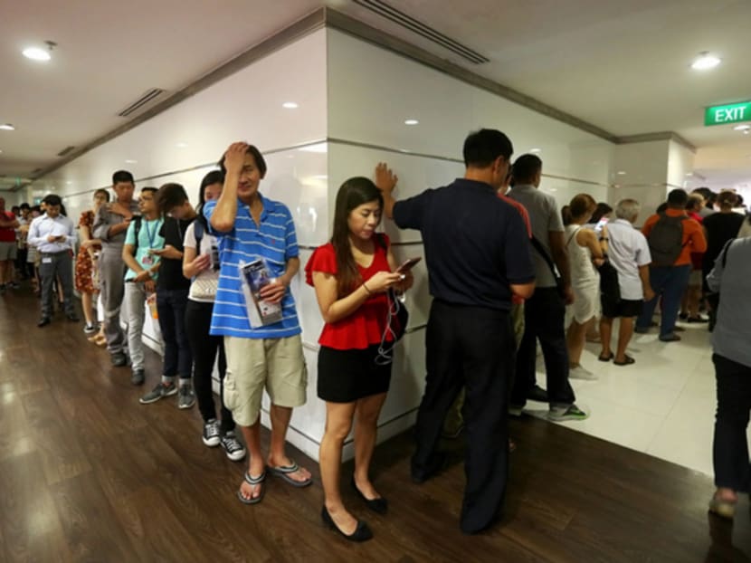 A snaking queue outside the office of Assurity Trusted Solutions at International Plaza yesterday, as hundreds of people showed up to obtain their 2FA PIN. Photo: Nuria Ling/TODAY