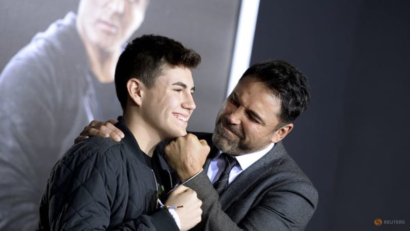 De La Hoya hospitalized with COVID-19, withdraws from upcoming fight De La Hoya hospitalized with COVID-19, withdraws from upcoming fight