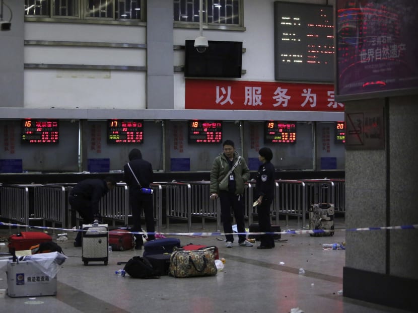 Police stand near luggages left at the ticket office after a group of armed men attacked people at Kunming railway station, Yunnan province, March 2, 2014. Photo: Reuters