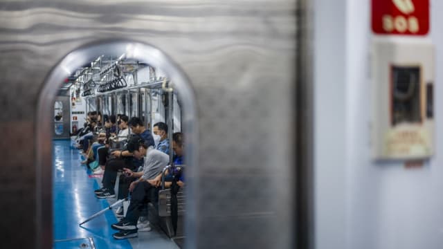 韩国首尔地铁员工即日起罢工