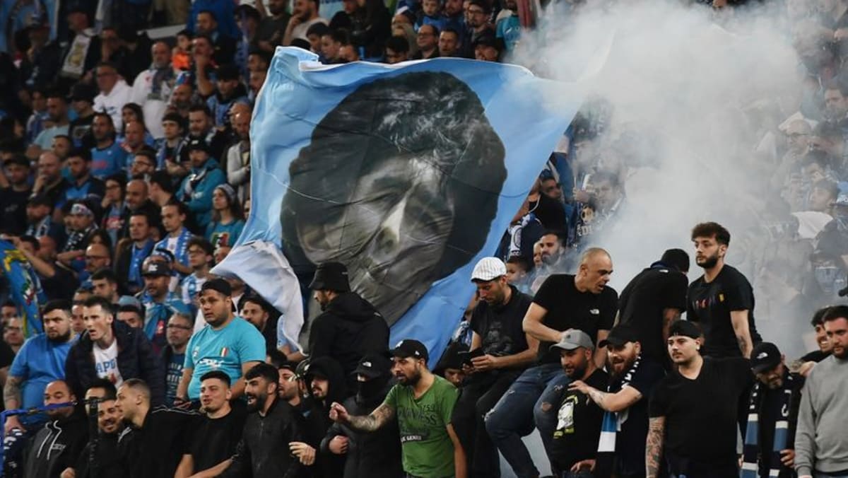 Napoli menghidupkan kembali kenangan Maradona dengan kemenangan gelar Serie A