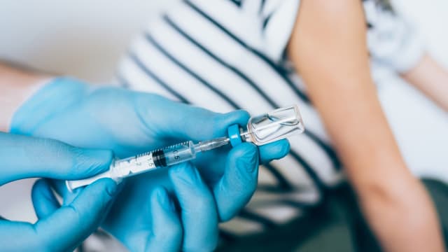 政府对未接种者采取限制后 接种第一剂疫苗者比前周多五成